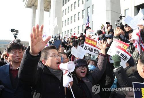 시위대와 함께한 황교안 (서울=연합뉴스) 신준희 기자 = 자유한국당 황교안 대표가 16일 서울 여의도 국회에서 열린 '공수처법 선거법 날치기 저지 규탄대회' 참가자들과 함께 시위를 벌이고 있다.      이들은 본청 무단 진입을 시도하다 경찰에 막혀 입구에서 집회를 열었다. 2019.12.16 hama@yna.co.kr
