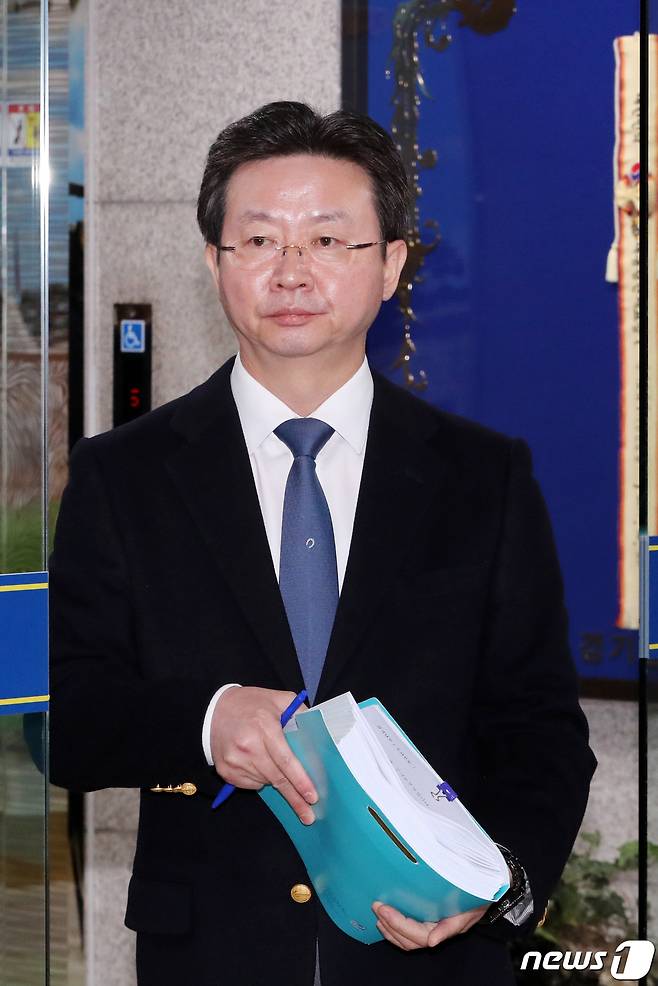 반기수 화성연쇄살인사건 수사본부장(경기남부청 2부장)이 17일 오전 경기도 수원시 장안구 경기남부지방경찰청에서 사건 관련 브리핑을 위해 이동하고 있다. 2019.12.17/뉴스1 © News1 조태형 기자