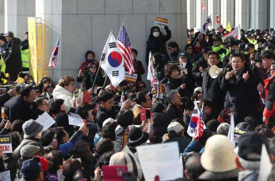 자유한국당 황교안 대표가 16일 서울 여의도 국회에서 열린 '공수처법 선거법 날치기 저지 규탄대회' 참가자들과 함께 시위를 벌이고 있다. [이미지출처=연합뉴스]