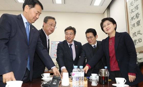 김관영 바른미래당 최고위원, 유성엽 대안신당 창당준비위원장, 윤호중 더불어민주당 사무총장, 윤소하 정의당 원내대표, 박주현 민주평화당 의원(왼쪽부터)이 지난 9일 오전 서울 여의도 국회에서 여야 4+1 선거법 협의체 회동을 하고 있다. 김경록 기자