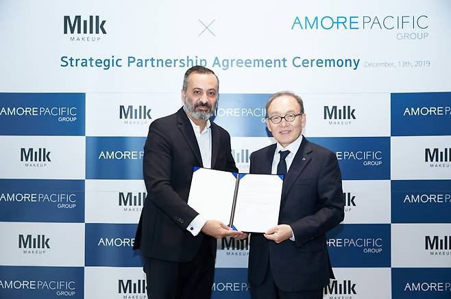 Amorepacific Group President Bae Dong-hyun (right) and Milk Makeup founder Mazdack Rassi pose for a photo after a ceremony held Friday. (Amorepacific)