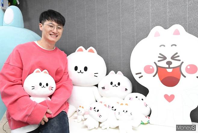 백윤화 작가가 지난 6일 강남구 오피스텔에서 펀피의 대표캐릭터 '모찌' 인형을 안고 포즈를 취하고 있다. /사진=장동규 기자