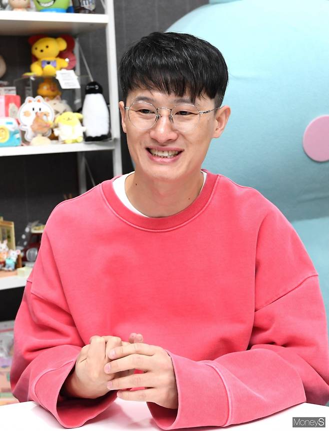 백윤화 작가가 지난 6일 강남구 오피스텔에서 펀피의 대표캐릭터 '모찌'에 대해 설명하고 있다. /사진=장동규 기자