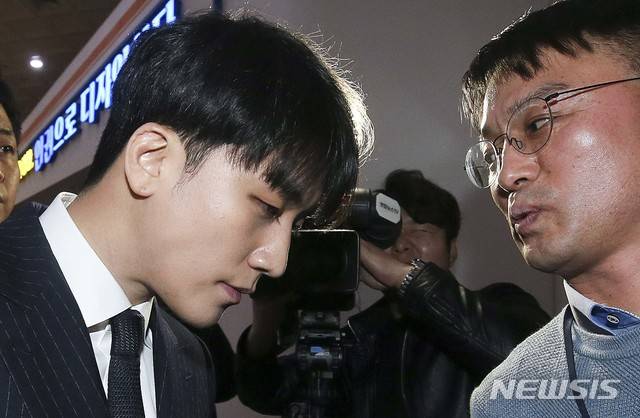 【서울=뉴시스】 박주성 기자 = 성접대 의혹을 받고 있는 그룹 빅뱅 멤버 승리가 14일 오후 서울 종로구 서울지방경찰청 광역수사대에 피의자 신분으로 출석하고 있다. 2019.03.14. photo@newsis.com