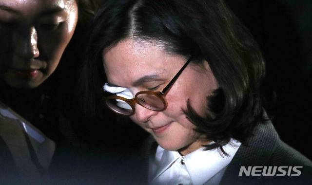 【서울=뉴시스】박미소 기자 =조국 전 법무부 장관의 부인 정경심 동양대학교 교수가 지난 10월23일 오후 서울중앙지법을 나서고 있다. 2019.10.23.  misocamera@newsis.com