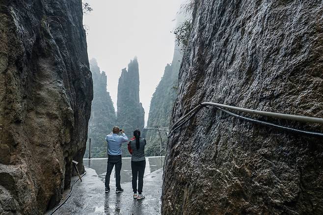 망산을 찾은 관광객이 카메라로 망산의 아름다움을 담고 있다