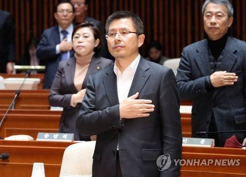국민의례 하는 황교안 대표 (서울=연합뉴스) 안정원 기자 = 자유한국당 황교안 대표가 17일 오후 서울 여의도 국회에서 열린 의원총회에서 국민의례를 하고 있다. 2019.12.17 jeong@yna.co.kr