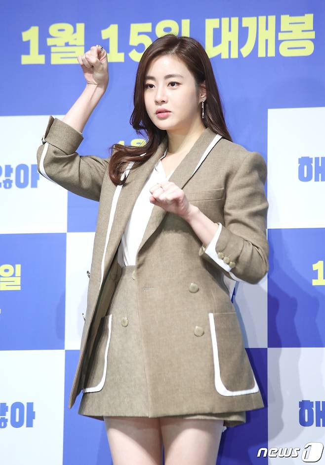 배우 강소라가 18일 오전 서울 강남구 CGV압구정에서 열린 영화 '해치지않아'(감독 손재곤) 제작보고회에 참석해 포즈를 취하고 있다. ‘해치지않아’는 망하기 일보 직전의 동물원 ‘동산파크’에 야심차게 원장으로 부임하게 된 변호사 ‘태수’와 팔려간 동물 대신 동물로 근무하게 된 직원들의 기상천외한 미션을 그린 작품이다. 2019.12.18/뉴스1 © News1 권현진 기자