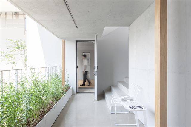 방은 작아도 복도와 층계 등 공용 면적이 넓어 거주자들이 다양하게 공간을 활용할 수 있다. 김주영(studio millionroses) 건축사진작가