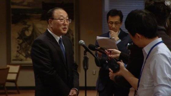 장쥔 중국 유엔대사가 지난 11일 안전보장이사회 회의 직후 기자들에게 "최고 우선과제는 북미 대화 재개와 긴장 완화"라며 "안보리가 '가역 조항'을 발동시키는 방식으로 대북 제재를 수정해 북한의 비핵화 진전을 유인해야 한다"고 말했다.[유엔]