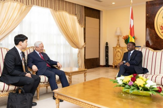 Togo’s President Faure Essozimna Gnassingb meets with Park Ock-soo, the founder of Good News Mission and non-government organization International Youth Fellowship, at the Togolese President’s palace on Monday. (IYF)