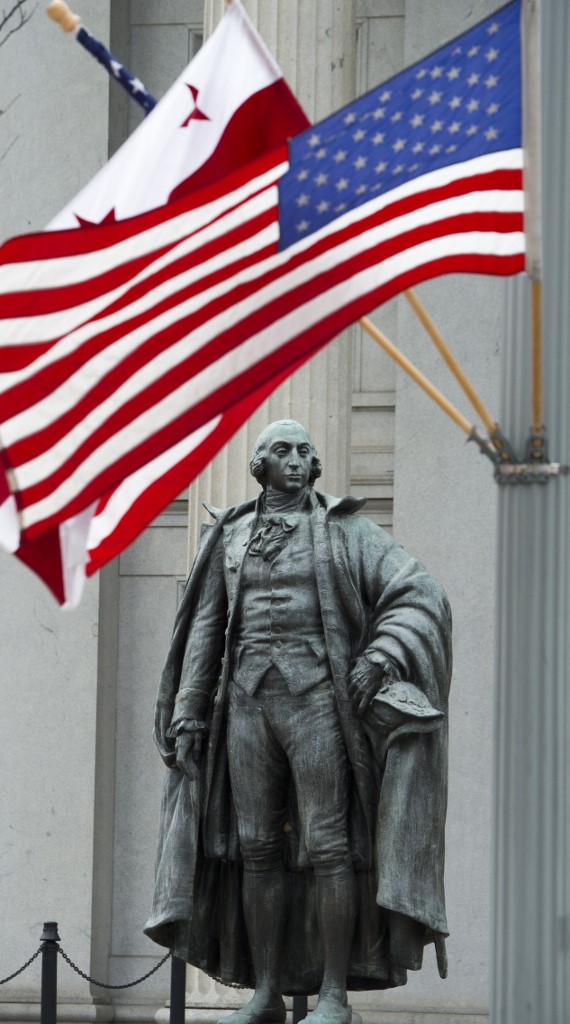 미국 워싱턴DC의 미 재무부 건물. 앞의 동상은 미국 최장수 재무장관이었던 앨버트 갤러틴. /사진=AFP