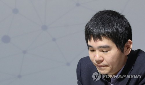 이세돌, AI 한돌과의 승부 (서울=연합뉴스) 홍해인 기자 = 이세돌 9단이 18일 서울 강남구 바디프랜드 도곡타워에서 '바디프랜드 브레인마사지배 이세돌 vs 한돌' 은퇴 대국을 펼치며 생각에 잠겨 있다. 한돌은 NHN이 2017년 12월 선보인 바둑 인공지능(AI) 프로그램이다.      한국 바둑의 간판으로 활동했던 이세돌 9단은 한국기원에 사직서를 제출하며 24년 4개월간의 현역 프로 기사 생활을 마감하고 전격 은퇴했다. 2019.12.18 hihong@yna.co.kr
