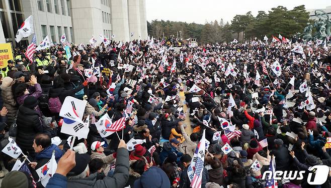 보수단체 회원들이 지난 16일 서울 여의도 국회 본청앞에서 '공수처법 ·선거법 반대' 집회를 하고 있다. 이날 이들은 자유한국당의 '공수처법 선거법 날치기 저지 규탄대회'중 국회 본청 진입을 시도해 '국회청사 출입제한조치'가 발동됐다. 2019.12.16/뉴스1 © News1 김명섭 기자