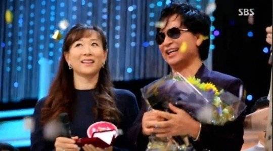 최윤희(왼쪽) 문화체육관광부 2차관과 가수 유현상. [SBS]