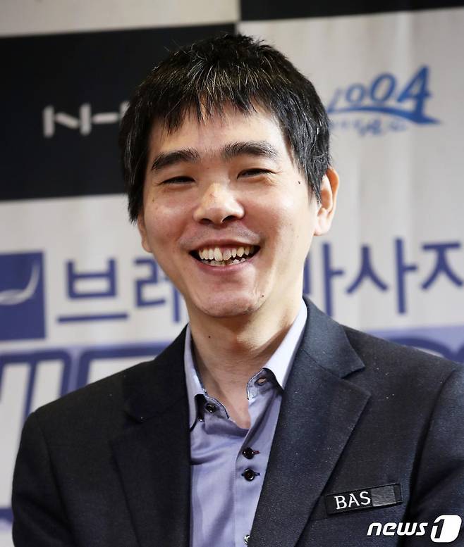 이세돌 9단이 18일 서울 강남구 바디프랜드 사옥에서 열린 은퇴대국에서 '한국형 알파고' NHN '한돌'과 맞대결 제1국에서 92수 만에 불계승을 거둔 뒤 활짝 웃고 있다. 3년 전 세기의 대결로 불린 '알파고'와의 대국에서 1승을 거둬 세상을 놀라게 한 이 9단은 국산 토종 바둑 AI 한돌과의 3차례 대국을 끝으로 파란만장한 24년의 바둑 인생을 마무리한다. 2019.12.18/뉴스1