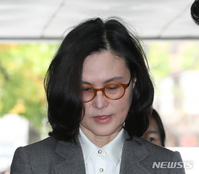 [서울=뉴시스]전진환 기자 = 조국 전 법무부장관의 부인 정경심 동양대학교 교수가 지난 10월23일 오전 서울 서초동 서울중앙지법에 자본시장법 위반(허위신고 및 미공개정보이용) 등 혐의 대한 영장실질심사를 받기 위해 출석해 기자들의 질문에 답하고 있다. 2019.10.23.  amin2@newsis.com