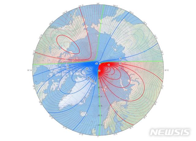 [서울=뉴시스]캐나다의 (지리적)북극을 지나 러시아쪽으로 서서히 이동해온 지구 자(磁)북극의 이동 속도가 최근 몇년 간 한 해 50㎞가 넘게 빨라지면서 과학자들이 세계자석모델(World Magnetic Model)을 당초 예정보다 1년 앞당겨 변경해야만 했다고 CNN이 19일 보도했다. WMM은 군사 목적과 민간 내비게이션 등에 폭넓게 이용된다. <사진 출처 : 포브스> 2019.12.19