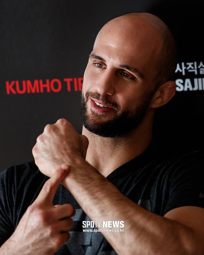 ▲ 볼칸 우즈데미르는 경기를 KO로 끝내면 자신의 손목을 가리키는 세리머니를 한다. 이번에도 초반 승부를 예고했다.