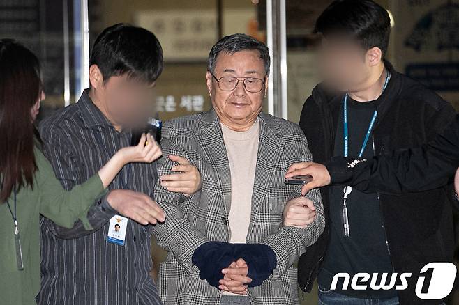 가사도우미를 성폭행하고 비서를 추행한 혐의를 받는 김준기 전 동부그룹(현 DB그룹) 회장/뉴스1 © News1 이승배 기자