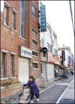 한때 전북에서 가장 땅값이 비쌌던 익산역 앞에는 산부인과 건물이 20년간 비어 있는 상태로 방치돼 있다. 10년 전 5억원에 팔렸던 건물 가격은 최근 3억원 안팎까지 떨어졌다.  /허문찬 기자 sweat@hankyung.com