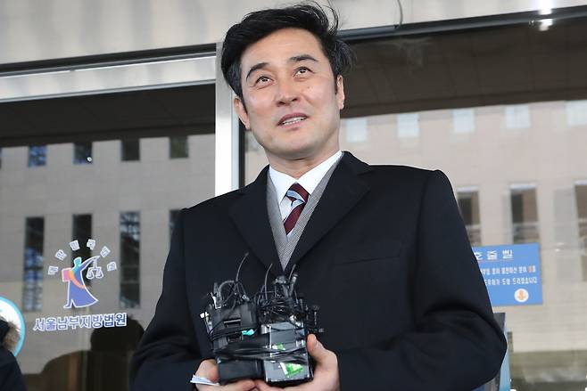 보복 운전으로 1심에서 징역형의 집행유예를 선고받은 배우 최민수가 20일 오전 서울 양천구 서울남부지방법원에서 열린 항소심 선고 공판장을 나서며 인터뷰하고 있다. 법원은 이날 검찰과 최씨의 항소를 모두 기각했다. 연합뉴스