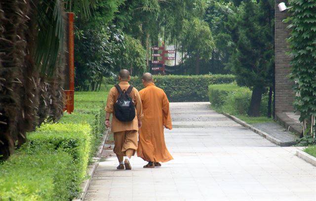 초당사를 걷고 있는 승려들.