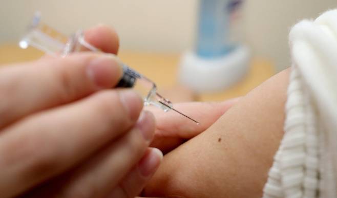 인천 한 병원에서 독감 예방접종을 하는 모습. [뉴스1]