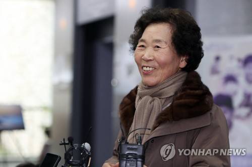 아들 응원하는 이세돌 9단의 어머니 (신안=연합뉴스) 정회성 기자 = 이세돌 9단의 어머니 박양례 씨가 21일 전남 신안군 엘도라도리조트에서 아들의 은퇴 대국을 지켜보며 기자들 질문에 답하고 있다. 2019.12.21 hs@yna.co.kr