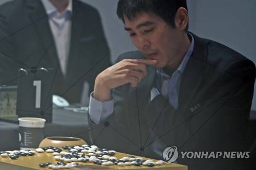 역사로 남은 '마지막 승부' (신안=연합뉴스) 정회성 기자 = 이세돌 9단이 21일 전남 신안군 엘도라도리조트에서 열린 '바디프랜드 브레인마사지배 이세돌 vs 한돌' 은퇴 대국 제3국을 마친 뒤 복기를 하고 있다. 2회 다중촬영. 2019.12.21 hs@yna.co.kr