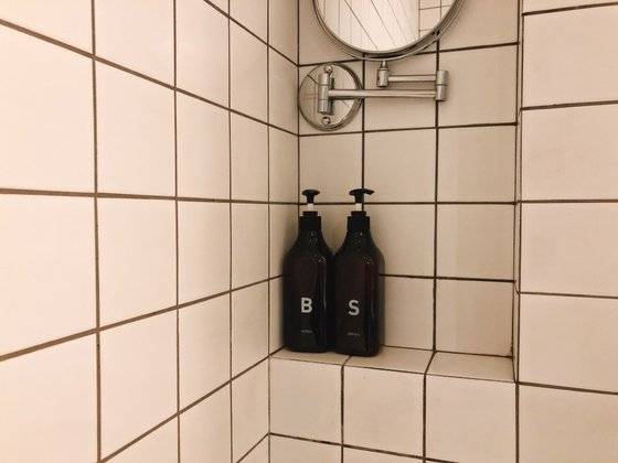 전북 고창에 위치한 '상하농원 파머스 빌리지' 내의 숙박 시설. 욕실에 대용량 어메니티를 뒀다. [사진 상하농원]