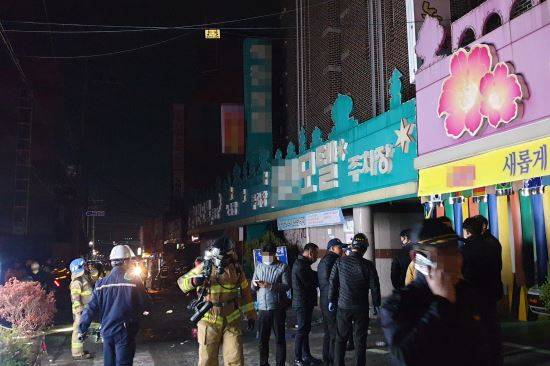 22일 오전 광주 북구 두암동 한 모텔에서 불이 나 경찰과 소방대원들이 인명 구조 작업을 하고 있다. 소방대원들이 연기를 마신 투숙객들을 구조한 뒤 내부에 투숙객이 남아 있는지 확인하기 위해 수색하고 있다. 연합뉴스