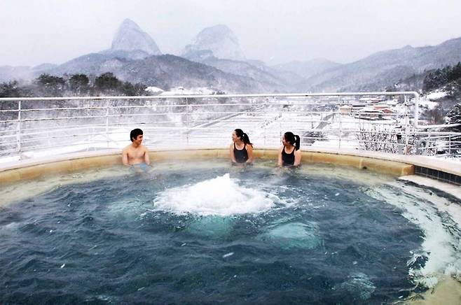 -진안 홍삼스파- 진안군이 홍삼한방타운 내 스파시설을 보수하고 새로 단장했다.  마이산 북부에 위치한 진안홍삼스파는 홍삼과 한방 성분이 포함된 홍삼 테라피, 아로마 치료, 허브 테라피 시설 등을 갖춰 건강과 휴식을 제공한다. 홍삼스파에는 매년 6만여 명이 다녀가는 명소이다.
