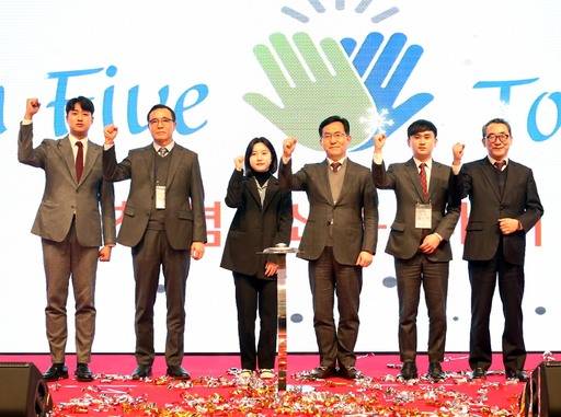 20일, 서울 임패리얼 팰리스호텔에서 동양건설산업과 라인건설이 2020 비전 선포식을 가졌다. 양사는 ‘High Five Together(하이파이브 투게더)’를 내년도 비전 슬로건으로 내걸고 통합과 협력으로 미래산업을 개척해나가자고 다짐했다. (사진 좌측 2번째) 동양건설산업 박광태 대표, (좌측 4번째) 라인건설 공병탁 사장, (맨 우측) 라인건설 강영식 대표이사