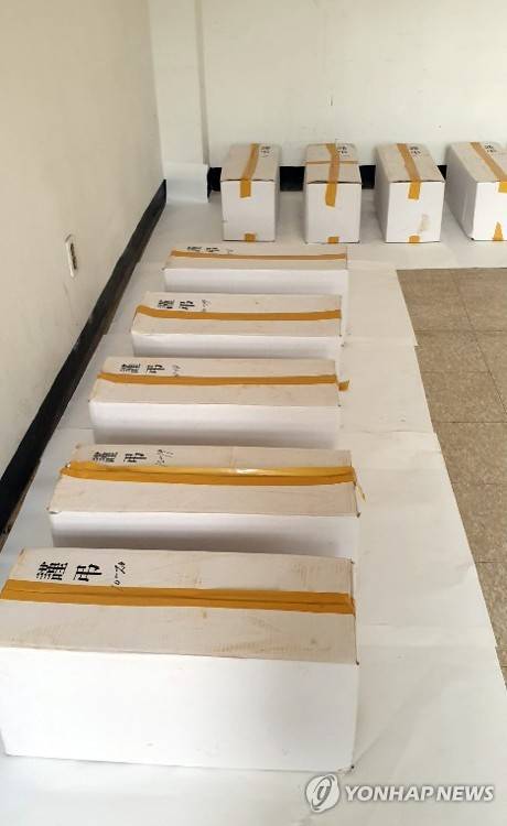 옛 광주교도소서 발굴한 유골 (광주=연합뉴스) 정회성 기자 = 법무부는 옛 광주교도소 무연고자 공동묘지 일원을 발굴하는 과정에서 5·18 민주화운동과 관련성이 있어 보이는 유골 40여기를 발견했다고 20일 밝혔다. 법무부는 옛 광주교도소에 솔로몬로파크를 조성 중인데 1980년 항쟁 당시 행방불명된 5·18 희생자 다수가 교도소에 암매장됐다는 증언이 나온다. 사진은 전날 작업 과정에서 발견된 유골을 안치한 상자의 모습. 2019.12.20 [5·18부상자회 제공 영상 캡처. 재판매 및 DB 금지] hs@yna.co.kr