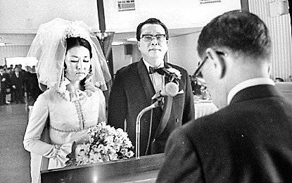 1971년 세간의 이목을 집중시킨 배우 전계현과 조경철 박사의 결혼식 모습. [중앙포토]
