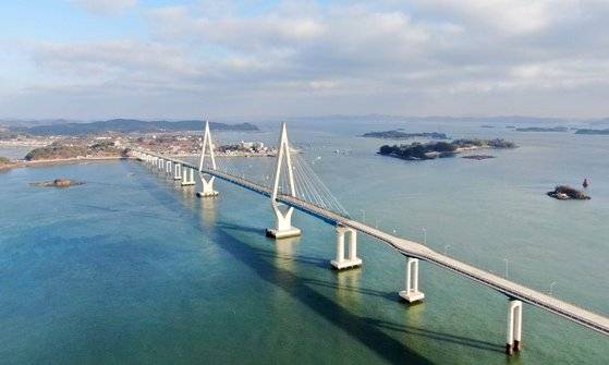 국도 77호선 충남 보령시 오천면 원산도와 태안군 고남면 영목항(안면도)을 잇는 해상교량인 원산안면대교가 26일 오후 4시를 기해 공식 개통한다. [연합뉴스]