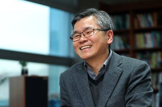 분당우리교회 이찬수 목사는 십자가는 '희생'을 뜻한다. 남을 대신해 죽는 거창한 희생도 있지만, 내가 손해보고, 내 것을 나누어주는 것도 희생이다. 그런 베품과 나눔이 십자가의 정신이다