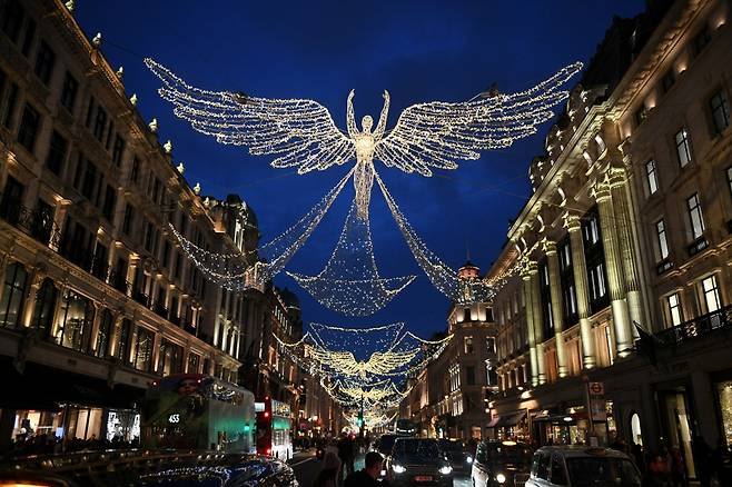 영국 런던 시내를 화려하게 장식한 크리스마스 장식용 조명/사진=AFP