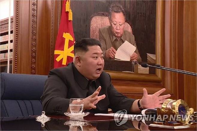 북한은 김정은 국무위원장이 주재한 가운데 제7기 제3차 확대회의를 열고 국방력 강화하기 위한 문제를 논의했다고 22일 조선중앙TV가 보도했다. 회의를 주재하는 김 위원장의 모습. (사진제공=연합뉴스)