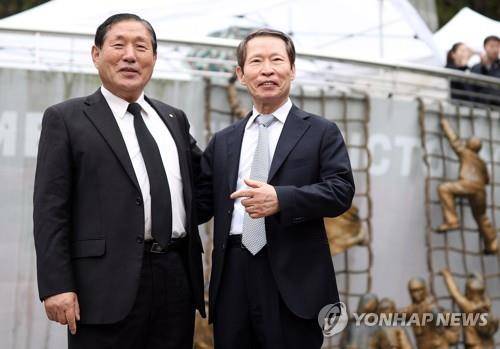 흥남철수작전 중 배에서 태어난 손양영·이경필 씨 2018년 4월 6일 '6·25 전쟁 흥남철수작전 메러디스 빅토리호 승선원 환영식'에서 당시 메러디스 빅토리호에서 태어난 손양영, 이경필(왼쪽)씨가 참석해 대화를 나누고 있는 모습. [연합뉴스 자료사진]