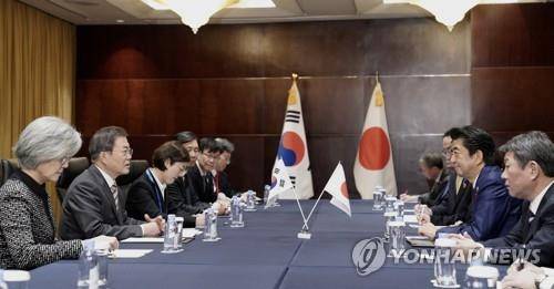 정상회담 하는 문 대통령과 아베 총리 (청두=연합뉴스) 이진욱 기자 = 문재인 대통령과 아베 일본 총리가 24일(현지시간) 중국 쓰촨성 청두 세기성 샹그릴라호텔에서 한일 정상회담을 진행하고 있다.cityboy@yna.co.kr
