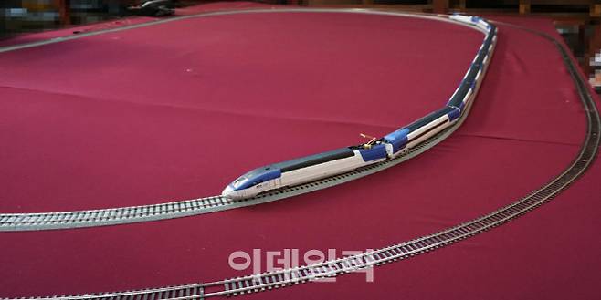코레일 사내벤처 ‘K-모형팀’의 KTX-산천 모형(사진=코레일)