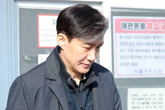 조국 전 법무부 장관이 24일 오후 경기도 의왕 서울구치소에서 배우자인 정경심 동양대 교수 면회를 마친 뒤 구치소를 나서고 있다. [뉴스1]