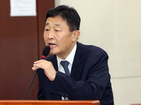 허인회 전 녹색드림협동조합 이사장(당시 대표)이 지난 10월 24일 서울 여의도에서 열린 행정안정위원회의 행전안전부, 중앙선거관리위원회, 경찰청, 인사혁신처 종합감사에 증인으로 출석해 이채익 자유한국당 의원 질의에 대해 답변하고 있다. [뉴스1]