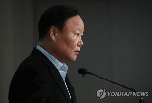 현안 관련 기자회견 하는 김재원 정책위의장 (서울=연합뉴스) 김인철 기자 = 자유한국당 김재원 정책위의장이 24일 오전 국회 정론관에서 현안 관련 기자회견을 하고 있다. 2019.12.24 yatoya@yna.co.kr