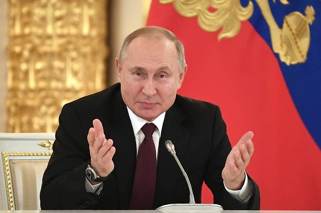 블라디미르 푸틴 러시아 대통령이 25일 크렘린궁에서 러시아 기업인들과 환담하고 있다. 모스크바/AP 연합뉴스