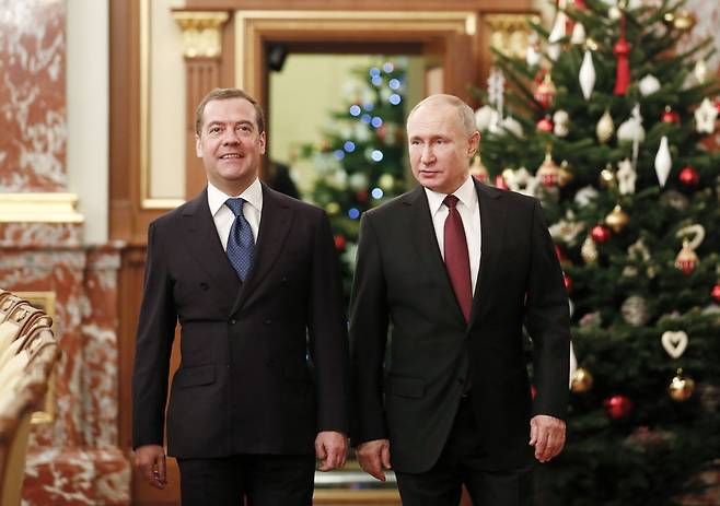 지난 25일 블라디미르 푸틴 러시아 대통령(오른쪽)이 드미트리 메드베데프 총리와 함께 대통령 직속 전략개발 및 국가프로젝트 위원회 회의에 참석하기 위해 크렘린궁 회의실에 들어서고 있다. 모스크바/EPA 연합뉴스