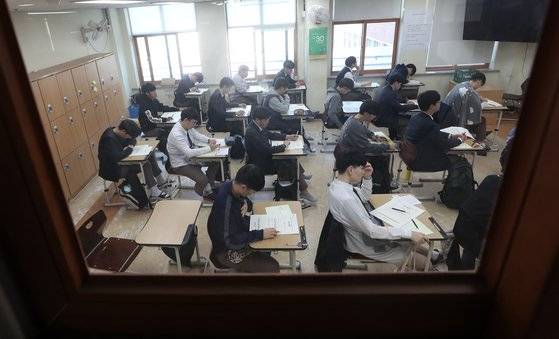교육부가 ‘학교생활기록 작성 및 관리지침’ 개정안을 행정예고함에 따라 내년부터는 모든 수행평가를 학교에서 진행하게 됐다. 강원도 한 고등학교에서 학생들이 수업을 준비하는 모습. [연합뉴스]