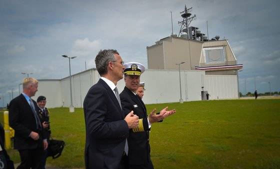 2016년 5월 루마니아 이지스 어쇼어 기지 개막식에 참석한 옌스 스톨텐베르크 북대서양조약기구(NATO) 사무총장(가운데 두 사람 중 왼쪽)과 마크 퍼거슨 나토 사령관(오른쪽).[NATO 홈페이지]